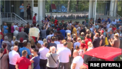 Građani su ispred Ministarstva prosvjete, nauke, kulture i sporta u Podgorici, 21. jula tražili ostavku ministarke Vesne Bratić, ali i cijele vlade