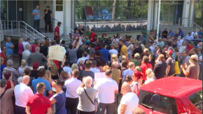 Građani su ispred Ministarstva prosvjete, nauke, kulture i sporta u Podgorici, 21. jula tražili ostavku ministarke Vesne Bratić, ali i cijele vlade