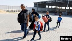 Palestinezët, përfshirë edhe personat me pasaporta të huaja, duke pritur në pikëkalimin kufitar në Rafah. Fotografi ilustruese.
