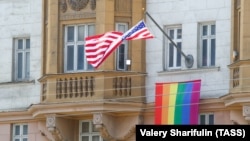 Сьцяг ЛГБТ на будынку амэрыканскай амбасады ў Маскве. Ліпень 2020 г.