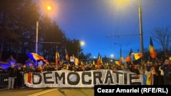 Protestatarii s-au oprit în fața Palatului Cotroceni unde au scandat lozinci antiprezidențiale.