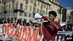 სტუდენტები აპროტესტებენ ღაზისკენ მიმავალი ფლოტილიის გაჩერებას. ტურინი, 2 ოქტომბერი, 2025.