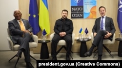 Ілюстраційне фото. Зліва направо: Антоніу Кошта, Володимир Зеленський і Марк Рютте під час зустрічі в Гаазі, червень 2025 року