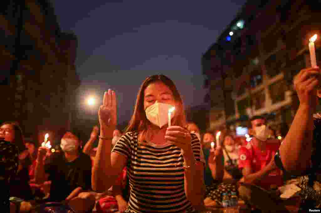 Ljudi su mirno protestovali sa zapljenim svijećama u gradu, Yangon, Myanmar, 14. mart 2021