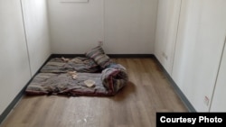 Чет өлкөлүк жарандарды убактылуу кармоо борборундагы абал. Акыйкатчынын сүрөтү. Ноябрь, 2025-жыл.