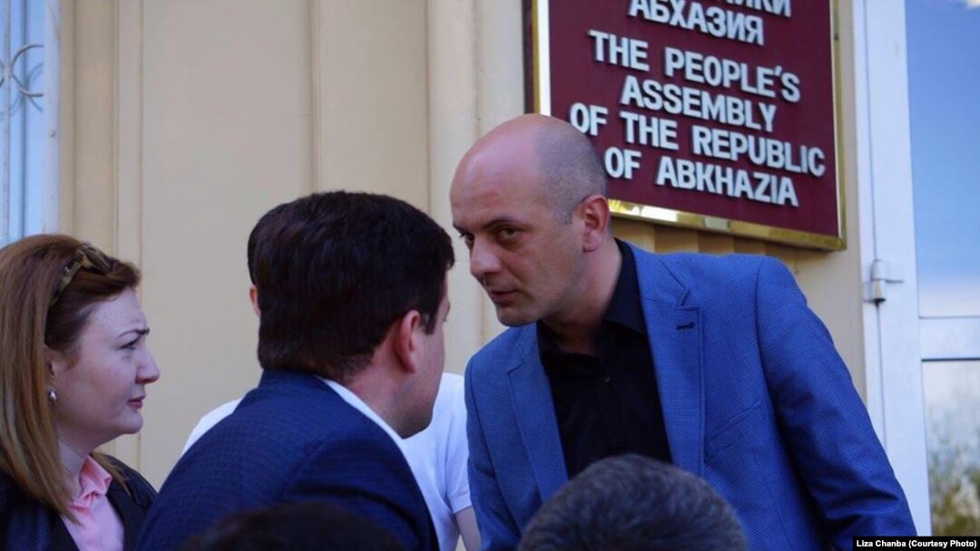 По словам Алхаса Тхагушева, предложенный депутатом Алмасом Джапуа законопроект о моратории не представляет крайнюю точку зрения (фото: Лиза Чанба)