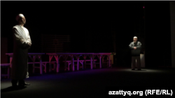 Постановка спектакля "Жаннат" на сцене Казахского драматического театра в Уральске. 31 мая 2015 года. 