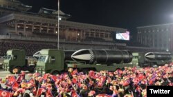 Фотографија од синоќешната воена парада во Пјонгјанг, споделена од севернокорејската Влада