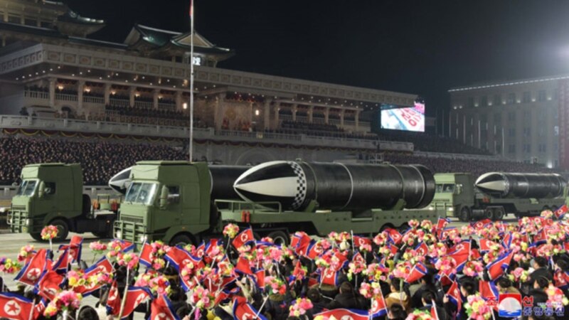 Северна Кореја на парада го покажа „најмоќното оружје на светот“