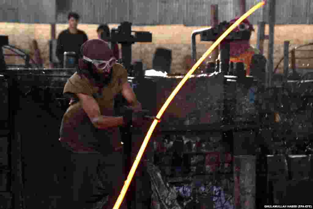 Afghan laborers work at an iron factory in Jalalabad. (epa-EFE/Ghulamullah Habibi)