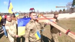 Відео: Українські бійці встановили хрест на Горі хрестів у Литві