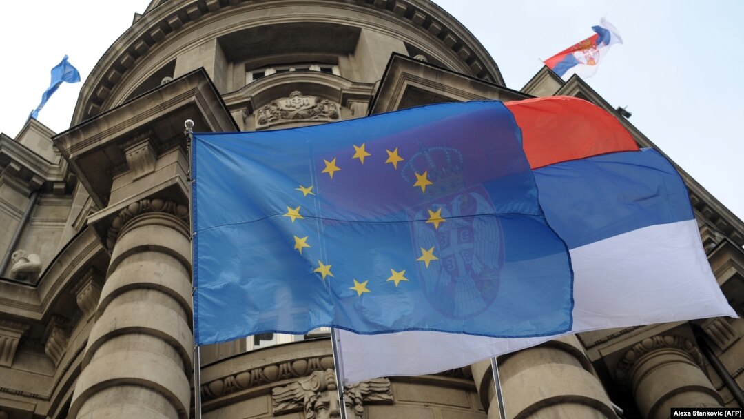 Zastave EU i Srbije na zgradi Vlade Srbije