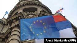 Знамето на ЕУ и на Србија на зградата на Владата во Белград 