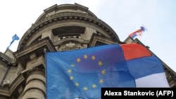 Flamuri i BE-së qëndron pranë atij të Serbisë para ndërtesës së Qeverisë serbe në Beograd. Fotografi nga arkivi.
