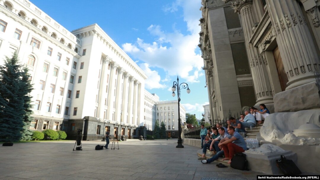 Депутати партії «Самопоміч» біля Адміністрації президента, Київ, 19 червня 2017 року