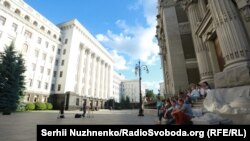 Депутати партії «Самопоміч» біля Адміністрації президента, Київ, 19 червня 2017 року