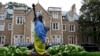 O Statuie a Libertății la scară redusă, cu drapel ucrainean, în fața ambasadei franceze de la Washington, la 18 august 2025. 