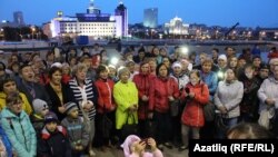 Хәния Фәрхине искә алу флешмобына килүчеләрнең бер өлеше