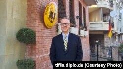 გერმანიის საგარეო საქმეთა სამინისტრომ 6 ნოემბერს განაცხადა, რომ ელჩი ფიშერი საქართველოში დაბრუნდა მათი "სრული მხარდაჭერით".