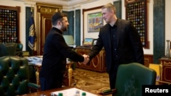Președintele Ucrainei, Volodimir Zelenski, și ministrul apărării, pe atunci nou numit, Mihailo Fedorov, la Kiev, pe 14 ianuarie 2026.