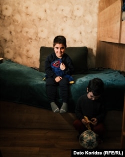 8 წლის ანდრია და 3 წლის ილია