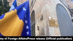 Flamuri i Kosovës dhe ai i Izraelit të vendosur pranë ndërtesës së Ambasadës së Kosovës në Jerusalem. 