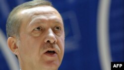 Türkiýäniň premýer-ministri Rejep Taýyp Erdogan Strasburgda Ýewropa Geňeşinde çykyş edýär, 13-nji aprel.