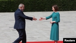 Armenian Prime Minister Nikol Pashinian greeted by Moldovan President Maia Sandu, hosting the European Political Community summit in Bulboaca, Moldova, on June 1, 2023.