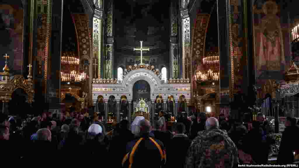 Поминальна служба у Володимирському соборі Києва за загиблими оборонцями Донецького аеропорту та усіма українськими військовими, які загинули на сході України