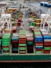 Navă de marfă care transportă containere, ancorată la cheiul din Portul Baltimore, Maryland, SUA. 10 aprilie 2025.