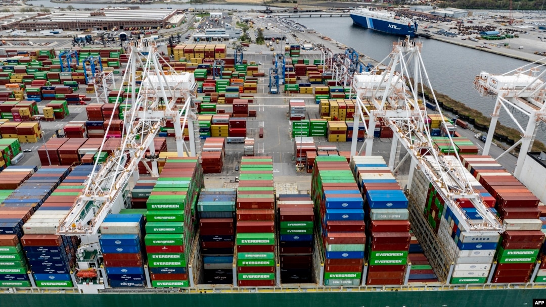 Navă de marfă care transportă containere, ancorată la cheiul din Portul Baltimore, Maryland, SUA. 10 aprilie 2025.