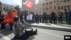 Архивска фотографија: Протест пред Собранието против законот за јазиците