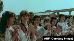 Femei în costume populare aduse la o manifestație mamut de-a lungul canalului Dunăre-Marea Neagră la inaugurarea din 1984.