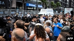 Türkiyə polisi İstanbulda etirazçılara qarşı gözyaşardıcı qazdan istifadə edib.