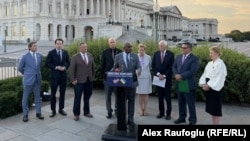 Mai mulți legislatori din SUA salutând aprobarea legii Ukraine Support Act la Capitoliul din Washington, pe 4 iunie 2026.
