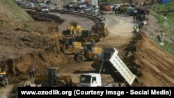 Tog‘li hududdan o‘tuvchi Qamchiq dovonida tog‘ va yer ko‘chish ehtimoli kuchli bo‘lgani bois¸ bu dovondan o‘tadigan yuk mashinalari vazni va gabaritiga cheklov o‘rnatilgan.