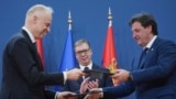 Președintele sârb Aleksandar Vucic (centru) urmărește cum miniștrii Apărării maghiar (b) și sârb fac schimb de documentul acordului de cooperare militară dintre cele două țări. 1 aprilie 2025