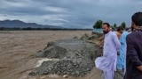 په سوات کې خلک د سیند پر غاړه ولاړ دي - انځور جون ۲۷ کال ۲۰۲۵ز