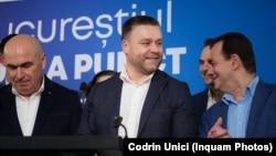 Premierul Ilie Bolojan, noul primar al Bucureștiului, Ciprian Ciucu, fostul premier PNL Ludovic Orban, în seara de 7 decembrie 2025, la ora 21:00, momentul anunțării sondajelor la ieșirea de la urne în alegerile locale pentru Primăria București.
