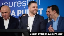 ჩიპრიან ჩუკუ (ცენტრში) გამარჯებას ზეიმობს. ბუქარესტ, 7 დეკემბერი, 2025.