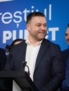Premierul Ilie Bolojan, noul primar al Bucureștiului, Ciprian Ciucu, fostul premier PNL Ludovic Orban, în seara de 7 decembrie 2025, la ora 21:00, momentul anunțării sondajelor la ieșirea de la urne în alegerile locale pentru Primăria București.