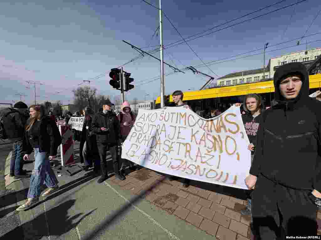 Poruke protiv neodgovornosti i traženje pravde za stradalog mladića.
