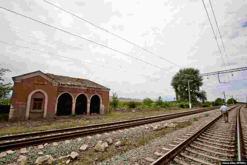 Ağstafanın Həsənsu kəndi. 1880-ci ildə Bakı-Tbilisi dəmiryolu üçün kənd ərazisində salınmış stansiya.