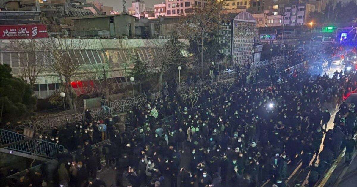 Посольство України в Ірані призупинило діяльність через протести