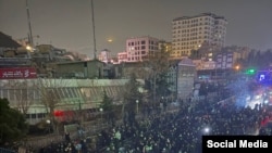 Участники протестов в Тегеране
