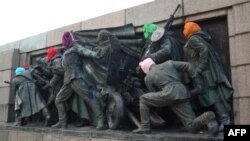 Monumentul armatei sovietice din centrul Sofiei cu măşti colorate, 17 august 2012.