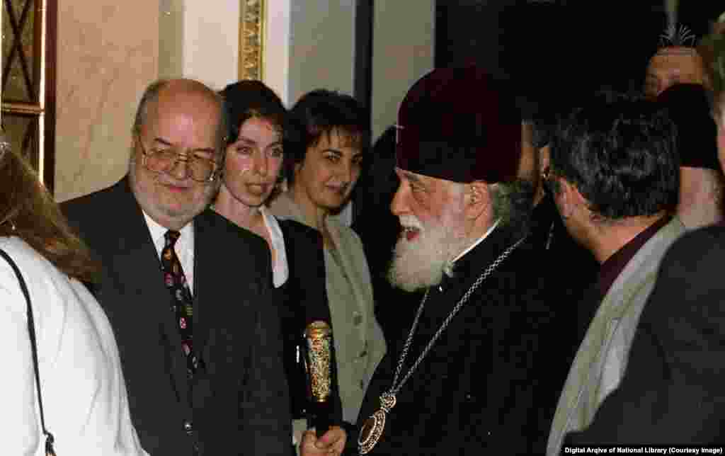 ილია მეორე და რიჩარდ მაილსი. ამერიკის ყოფილი ელჩი საქართველოში 2002-2005 წლებში. მას ელჩობა მოუწია "ვარდების რევოლუციის" შემდგომ პერიოდში. ის აქტიურად უჭერდა მხარს თავისუფალ არჩევნებს, მედიის განვითარებას და სამოქალაქო საზოგადოების გაძლიერებას.