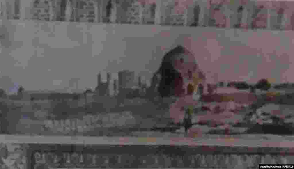 Mömünə Xatun türbəsinin çevrəsində olan bu tikinti kompleksi hazırda yoxdur və yalnız Yakobstalın fotosunda izləmək mümkündür
