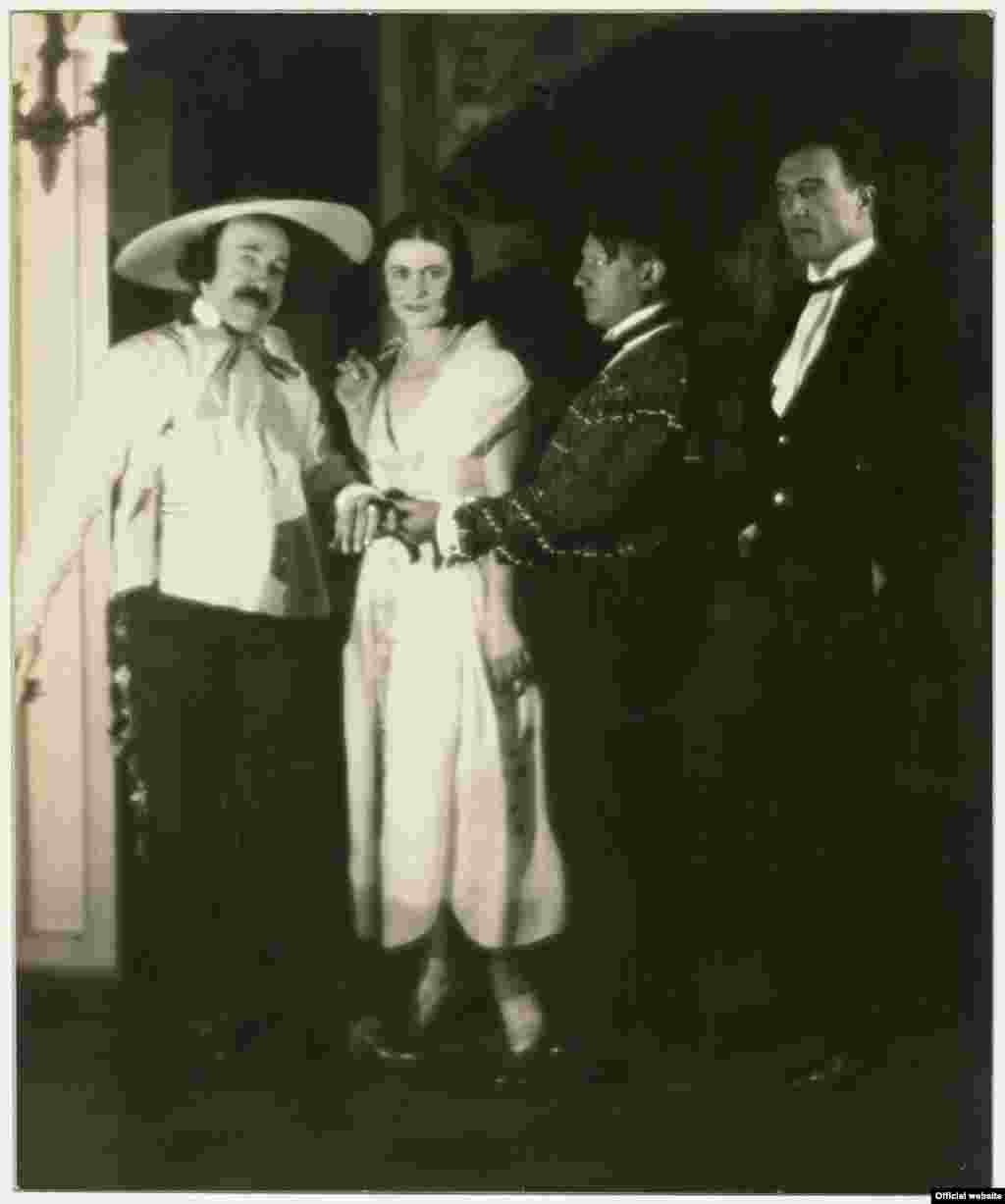 Man Ray, Pianistul Ricardo Vinès, Olga cu Pablo Picasso, Manuel Angeles zis Manolo Ortiz la balul Contelui de Beaumont, Hôtel de Masseran, Paris, 1924. Tiraj nedatat. Musée national Picasso-Paris Don Succession Picasso, 1992. APPH1469bis Droit auteur : &copy; Man Ray Trust / Adagp, Paris Crédit photo : &copy;RMN-Grand Palais (Musée national Picasso-Paris) / Mathieu Rabeau &nbsp;