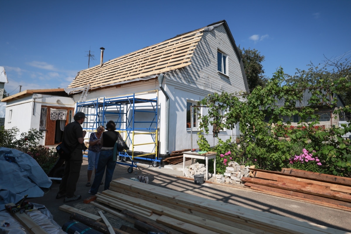 У дворі Ніни купа будматеріалів, все це купили друзі та близькі. Власноруч вони й лагодять дах, який був поруйнований ударною хвилею. Люди бояться дощів і того, що будинок буде ще більше поруйнований. За тиждень комісія, яка мала визначити стан руйнувань, так і не прийшла на цю вулицю у Вишневому